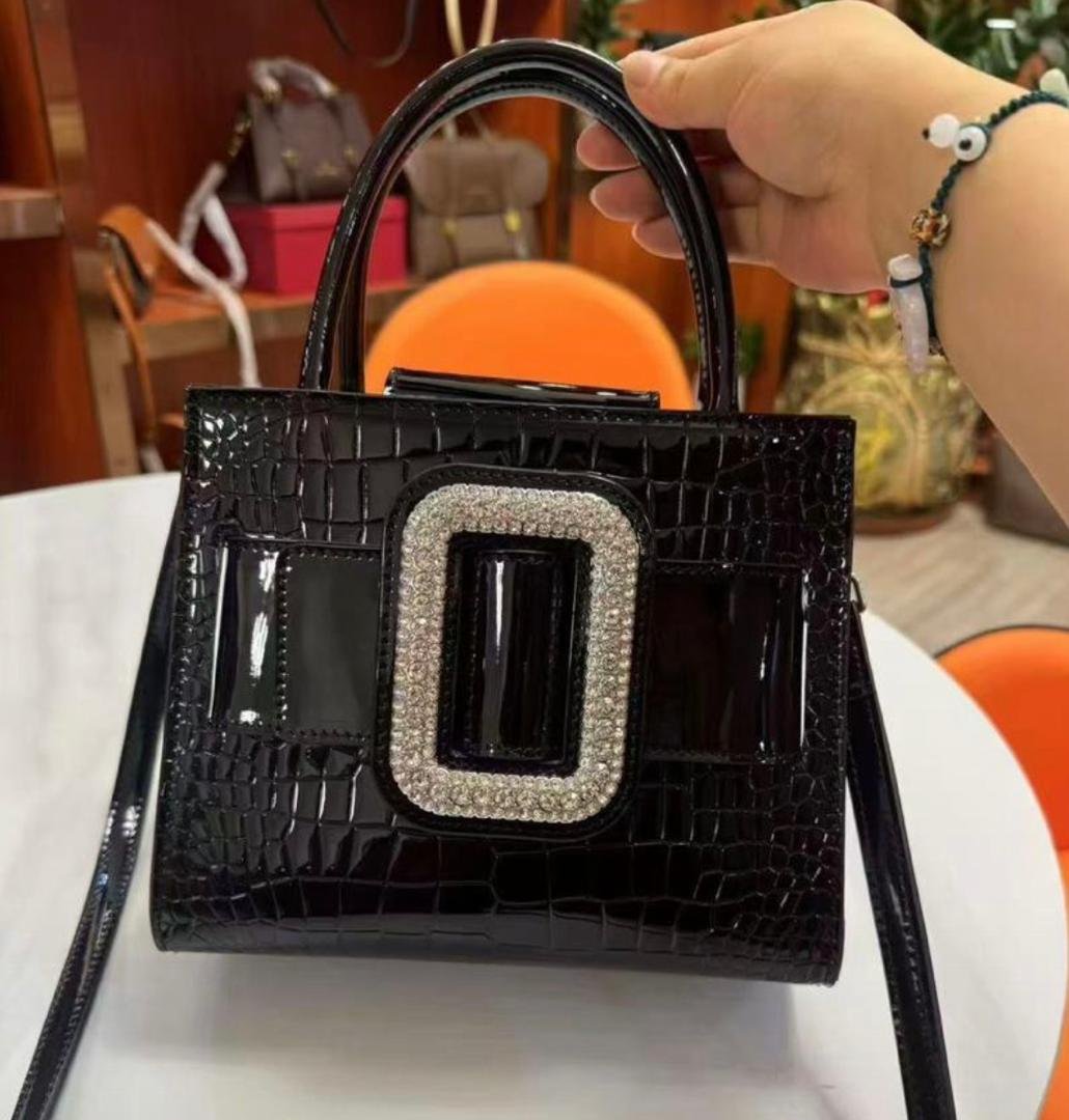CLASSY CHIC HANDBAG.