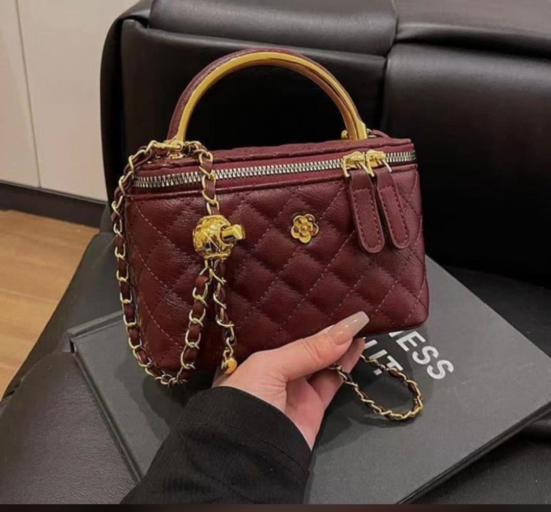 PREMIUM QUALITY HANDBAG.