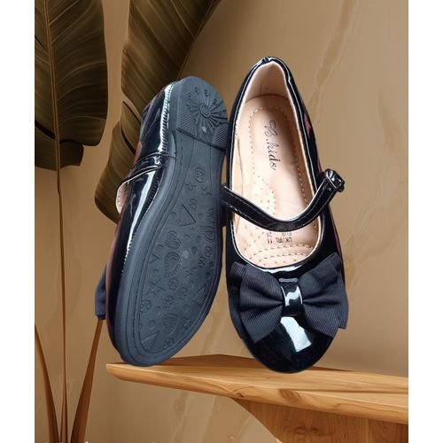 Girl school shoe
