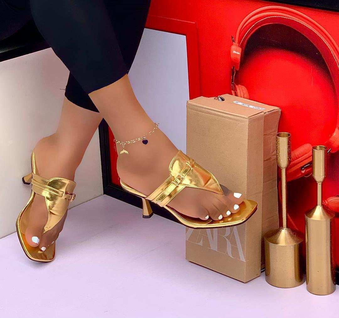 STYLISH MULE IN GOLD.